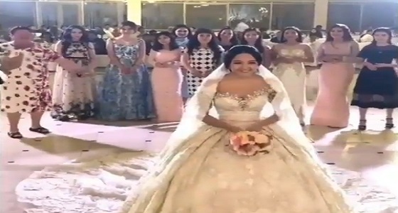 بالفيديو.. فتاة بدينة تلتقط باقة العروس وتتغلب على الأخريات برشاقتها