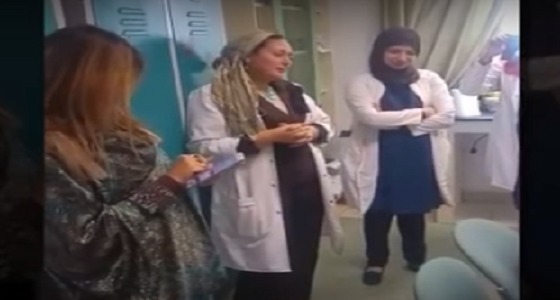 بالفيديو.. طبيبة تفاجىء زملائها بوصلة غناء داخل المكتب