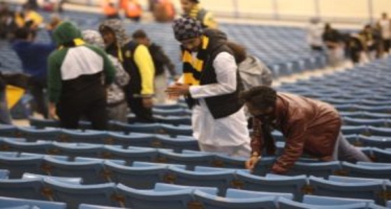 بالصور.. جماهير الاتحاد تنظف المدرجات بعد المباراة