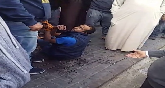 بالفيديو.. مصريون يلقنون لصا درسا قاسيا بعد محاولته خطف طفل بالرياض