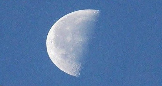 فلكية جدة: القمر يصل إلى التربيع الأخير وسيشرق بعد منتصف الليل