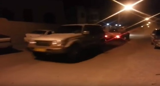 ” مقطع فيديو ” يرصد عبث شبان بالسيارات وسط هلع بين الأهالي