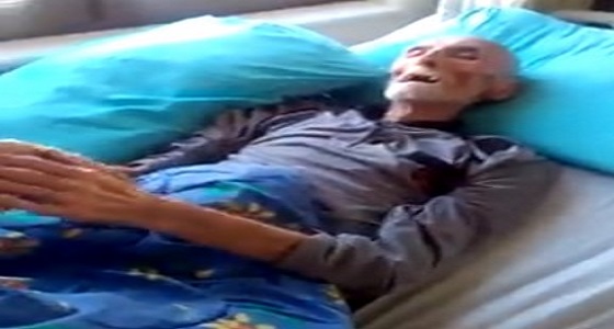 بالفيديو.. مريض في غيبوبة يتوضأ مع صوت الآذان