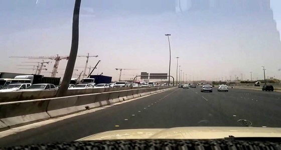 ارتداد حركة المرور بطريق الحرمين- جدة لسقوط حمولة شاحنة