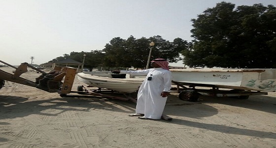 ” البلدية ” ترفع القوارب التالفة الواقعة على كورنيش ” الدمام “
