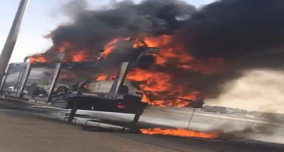 بالصور..اندلاع النيران في سيارات على متن شاحنة جنوب الأفلاج