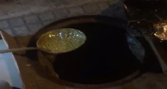 ” بلدية بيشة ” تكشف حقيقة تنظيف الصرف الصحي بملعقة طعام في أحد المطاعم