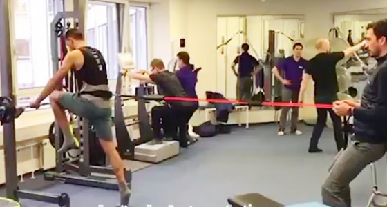 بالفيديو.. عمر السومة يؤدي التدريبات التأهيلية