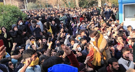 بالصور.. فضيحة جديدة للإعلام الإيراني.. يلقن المواطنين ما سيقولوه