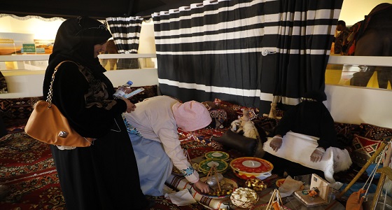 بالصور.. زوّار مهرجان الملك عبدالعزيز للإبل يتعلمون كيفية &#8221; بسترة الحليب الخام &#8220;