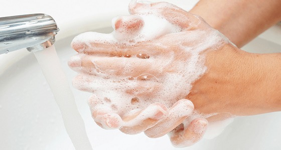 غسل اليدين المتكرر بالمطهرات في الشتاء يسبب نزلات البرد
