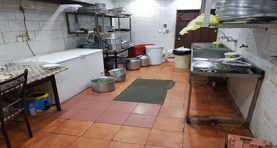 بلدية خميس مشيط تضبط مطعم يخزن علب &#8221; بول &#8220;