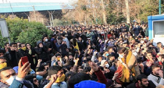 تجدد الاشتباكات في محافظة أصفهان بين متظاهرين وقوات الأمن الإيرانية