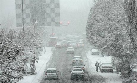 تساقط الثلوج على المدن الإيرانية يصيب الحياة بالشلل التام