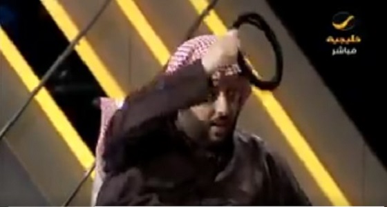 بالفيديو.. تركي آل الشيخ يرفع ” عقاله ” لـ عدنان جستنيه على الهواء