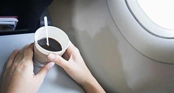 مضيفة طيران: لاتشرب القهوة على متن الطائرة حفاظًا على صحتك