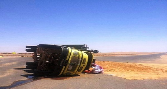 إصابة سائق إُثر انقلاب شاحنة بطريق مكة – جدة