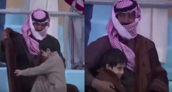 بالفيديو.. لفتة حنو لأب يحتضن إبنه ليحميه من البرد
