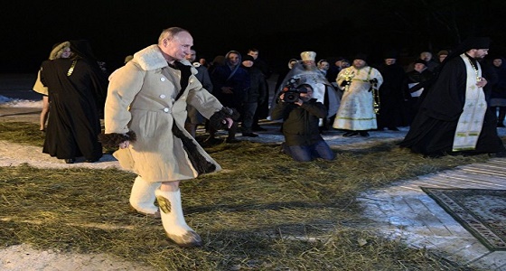في درجة حرارة تحت الصفر.. الرئيس الروسي يغطس في المياه الباردة