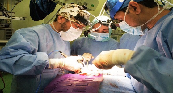 فريق مدينة الملك عبدالله الطبي ينهي معاناة مريض بورم سرطاني خبيث