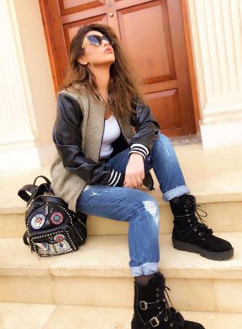 مي سليم تنظر للسماء