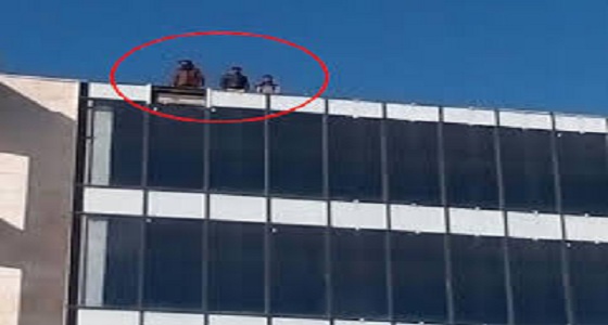 بالفيديو.. أسرة أردنية تحاول الانتحار من أعلى إحدى البنايات الشاهقة