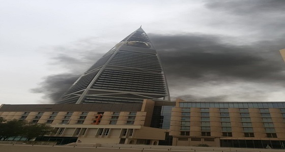 بالفيديو والصور.. حريق هائل بالقرب من برج الفيصلية في الرياض