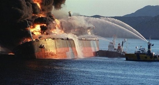 الرياح تدفع ناقلة النفط الإيرانية المشتعلة إلى اليابان