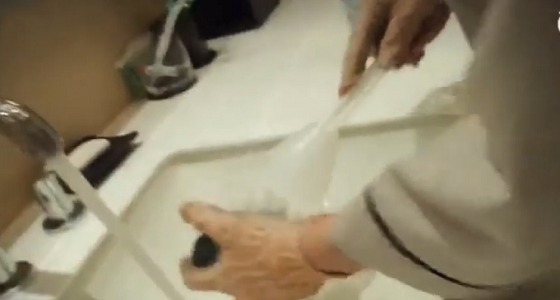 بالفيديو| عاملة تنظف أكواب الشاي بفرشاة المرحاض
