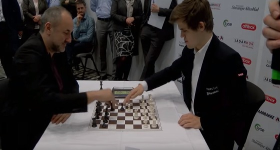 بالفيديو.. أشهر لاعبيْن للشطرنج يتنافسان في مباراة واحدة والنتيجة مذهلة