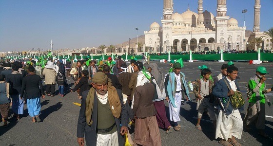 بالفيديو.. قوات الحوثي ترقص في باحة جامع الصالح