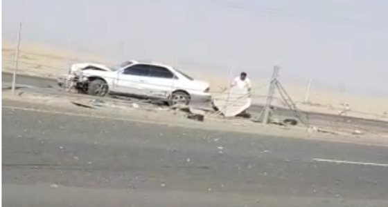 بالفيديو.. اصطدام سيارة بأحد صناديق ” ساهر ” بالليث