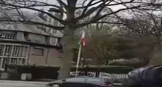 بالفيديو.. متظاهرون يسقطون علم إيران من مبنى السفارة في بروكسل