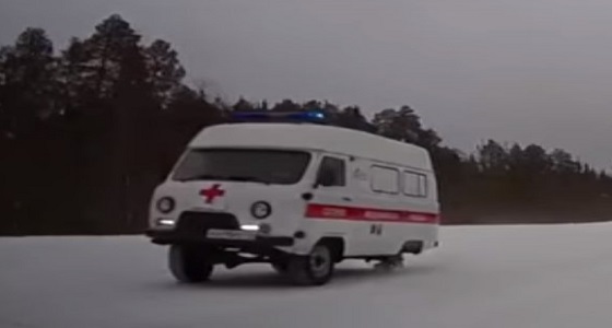 بالفيديو.. سيارة إسعاف تسير على 3 عجلات لانقاذ مريض