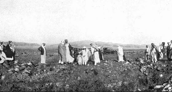 صورة نادرة.. الملك عبدالعزيز أثناء تفقد منجما للذهب عام 1938م