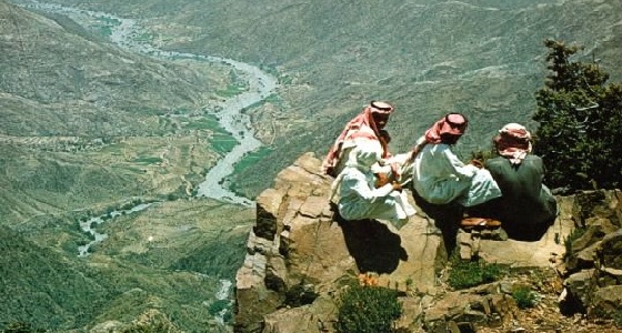 بالصورة.. منظر خلاب من قمة جبال عسير عام 1975م