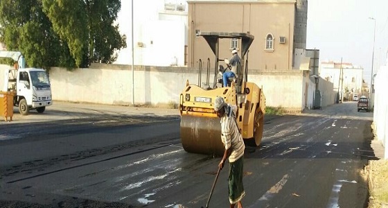 بالصور.. بلدية صبيا تنفذ مشاريع السفلتة بجازان