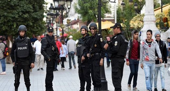الشرطة التونسية تفرق محتجين حاولوا اقتحام مركز تجاري