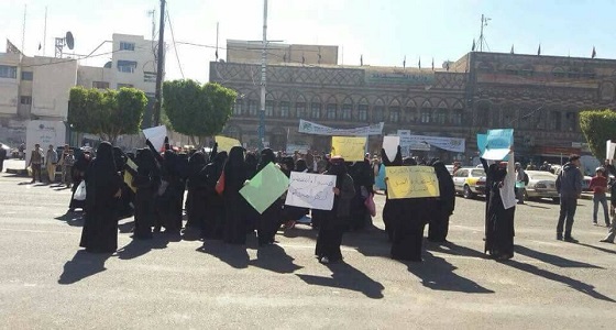 بالفيديو.. اعتداء الحوثيون على مسيرة نسائية واختطاف المشاركات بصنعاء