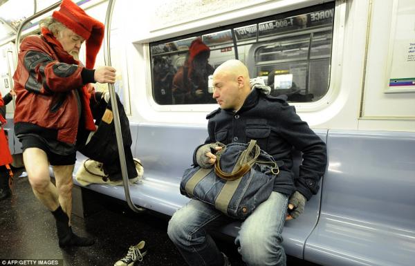 بالصور.. الاحتفال باليوم العالمي لخلع السروال