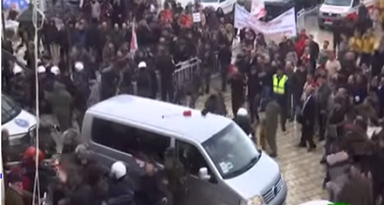 بالفيديو..اعتراض موكب بطريرك القدس من قبل فلسطينيين