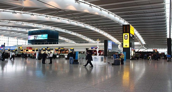 الشرطة البريطانية تعتقل سيدة في مطار هيثرو بتهمة الإرهاب