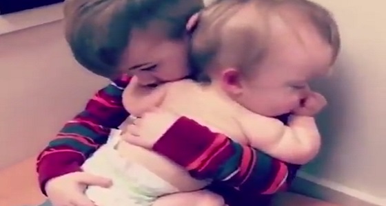 فيديو مؤثر لطفل يساعد شقيقته الرضيعة على النوم ليخفف ألمها