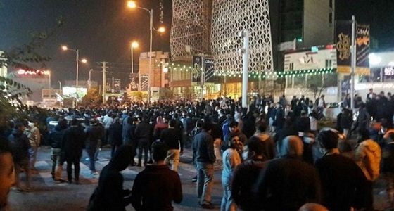 بالفيديو.. متظاهرون في شارع العمال يرددون الموت لـ خامئني وسنحرر إيران