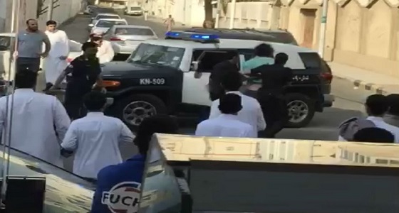 بالصور.. معتل نفسي يغلق طريقا في مكة ويربك الحركة.. والشرطة تتدخل