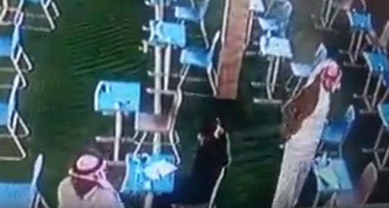 بالفيديو.. معلم ينزع ” معطفه ” ويلبسه لطالب أثناء اختبار