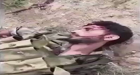 بالفيديو.. جثث الحوثيين ملقاة على طول الشريط الحدودي في اليمن