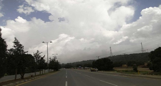 الإنذار المبكر يحذر من سحب رعدية بعسير