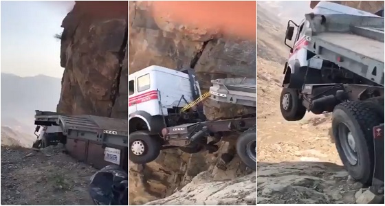 بالفيديو.. نصفها سقط والآخر عالق.. شاحنة كادت تنقلب من قمة جبل بالطائف