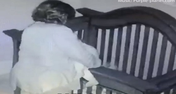 بالفيديو.. سقوط مروع لإمرأة خلال وضعها حفيدها في سريره
